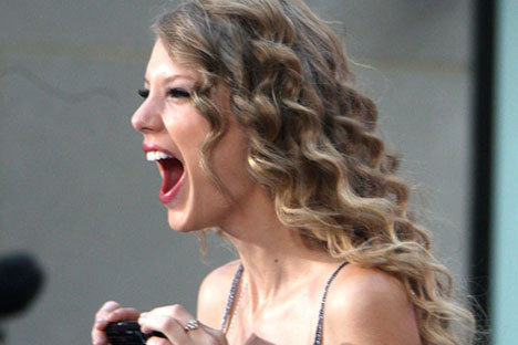 Meet the Mind Behind Twitter Sensation <em>Feminist Taylor Swift</em>