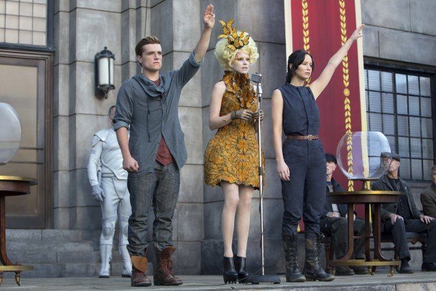 THE HUNGER GAMES: CATCHING FIRE, from left: Josh Hutcherson, Elizabeth Banks, Jennifer Lawrence, 2013. ph: Murray Close/Lionsgate/courtesy Everett Collection