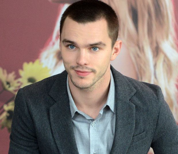 The son of father Roger Hoult and mother Glenis Hoult is as actor in 2015 famous for About a Boy, X-men, ... - NicholasHoult_620_012213