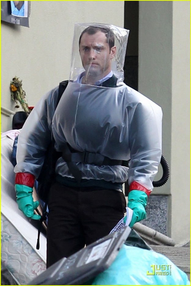 Jude Law on the set of Warner Bros. 'Contagion'