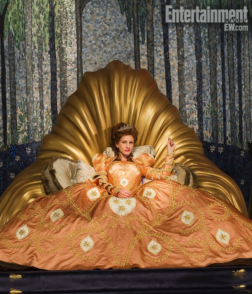 juliarobertssnowwhitegiantdress.jpg